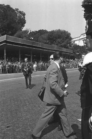 Deposizione di una corona di alloro al Sacello del Milite Ignoto all'Altare della Patria da parte del Presidente della Repubblica Giuseppe Saragat e la sua partecipazione alla Rivista Militare in occasione della Festa della Repubblica