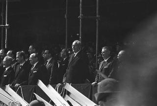 Deposizione di una corona di alloro al Sacello del Milite Ignoto all'Altare della Patria da parte del Presidente della Repubblica Giuseppe Saragat e la sua partecipazione alla Rivista Militare in occasione della Festa della Repubblica
