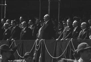 Deposizione di una corona di alloro al Sacello del Milite Ignoto all'Altare della Patria da parte del Presidente della Repubblica Giuseppe Saragat e la sua partecipazione alla Rivista Militare in occasione della Festa della Repubblica