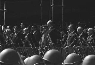 Deposizione di una corona di alloro al Sacello del Milite Ignoto all'Altare della Patria da parte del Presidente della Repubblica Giuseppe Saragat e la sua partecipazione alla Rivista Militare in occasione della Festa della Repubblica