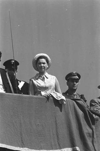 Deposizione di una corona di alloro al Sacello del Milite Ignoto all'Altare della Patria da parte del Presidente della Repubblica Giuseppe Saragat e la sua partecipazione alla Rivista Militare in occasione della Festa della Repubblica