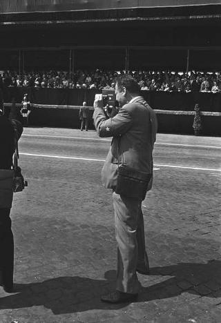 Deposizione di una corona di alloro al Sacello del Milite Ignoto all'Altare della Patria da parte del Presidente della Repubblica Giuseppe Saragat e la sua partecipazione alla Rivista Militare in occasione della Festa della Repubblica