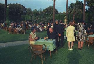 Ricevimento offerto dal Presidente della Repubblica Giuseppe Saragat nei giardini del Quirinale per il ventesimo anniversario della fondazione della Repubblica