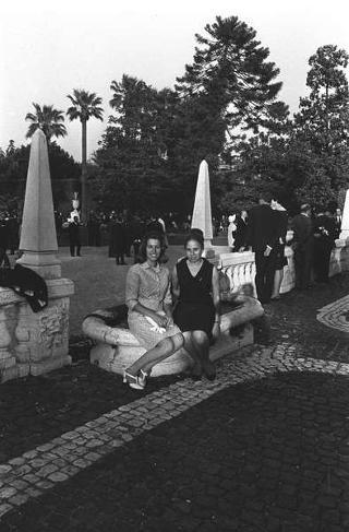 Ricevimento offerto dal Presidente della Repubblica Giuseppe Saragat nei giardini del Quirinale per il ventesimo anniversario della fondazione della Repubblica