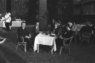 Ricevimento offerto dal Presidente della Repubblica Giuseppe Saragat nei giardini del Quirinale per il ventesimo anniversario della fondazione della Repubblica
