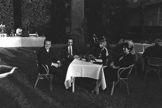 Ricevimento offerto dal Presidente della Repubblica Giuseppe Saragat nei giardini del Quirinale per il ventesimo anniversario della fondazione della Repubblica