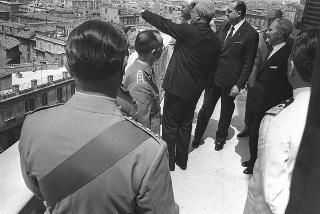 Ricevimento offerto dal Presidente della Repubblica Giuseppe Saragat nei giardini del Quirinale per il ventesimo anniversario della fondazione della Repubblica