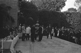 Ricevimento offerto dal Presidente della Repubblica Giuseppe Saragat nei giardini del Quirinale per il ventesimo anniversario della fondazione della Repubblica