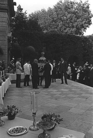 Ricevimento offerto dal Presidente della Repubblica Giuseppe Saragat nei giardini del Quirinale per il ventesimo anniversario della fondazione della Repubblica