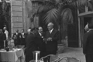 Ricevimento offerto dal Presidente della Repubblica Giuseppe Saragat nei giardini del Quirinale per il ventesimo anniversario della fondazione della Repubblica