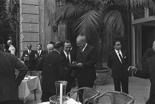 Ricevimento offerto dal Presidente della Repubblica Giuseppe Saragat nei giardini del Quirinale per il ventesimo anniversario della fondazione della Repubblica