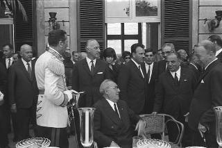 Ricevimento offerto dal Presidente della Repubblica Giuseppe Saragat nei giardini del Quirinale per il ventesimo anniversario della fondazione della Repubblica