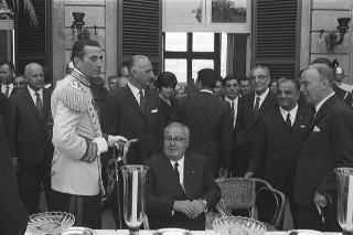 Ricevimento offerto dal Presidente della Repubblica Giuseppe Saragat nei giardini del Quirinale per il ventesimo anniversario della fondazione della Repubblica