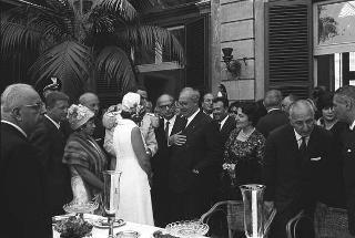 Ricevimento offerto dal Presidente della Repubblica Giuseppe Saragat nei giardini del Quirinale per il ventesimo anniversario della fondazione della Repubblica