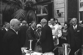 Ricevimento offerto dal Presidente della Repubblica Giuseppe Saragat nei giardini del Quirinale per il ventesimo anniversario della fondazione della Repubblica