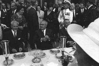 Ricevimento offerto dal Presidente della Repubblica Giuseppe Saragat nei giardini del Quirinale per il ventesimo anniversario della fondazione della Repubblica