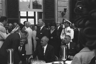 Ricevimento offerto dal Presidente della Repubblica Giuseppe Saragat nei giardini del Quirinale per il ventesimo anniversario della fondazione della Repubblica