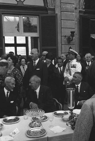 Ricevimento offerto dal Presidente della Repubblica Giuseppe Saragat nei giardini del Quirinale per il ventesimo anniversario della fondazione della Repubblica