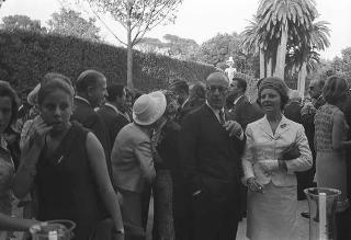 Ricevimento offerto dal Presidente della Repubblica Giuseppe Saragat nei giardini del Quirinale per il ventesimo anniversario della fondazione della Repubblica