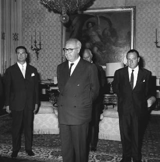 Il Sen. Giusto Tolloy, Ministro del commercio con l'estero, con Antigono Donati, Presidente dell'Istituto Commercio Estero, e il Consiglio Generale, per il 40° anniversario dell'Istituto in visita di omaggio al Presidente della Repubblica Giuseppe Saragat