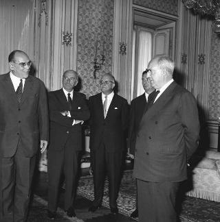 Il Sen. Giusto Tolloy, Ministro del commercio con l'estero, con Antigono Donati, Presidente dell'Istituto Commercio Estero, e il Consiglio Generale, per il 40° anniversario dell'Istituto in visita di omaggio al Presidente della Repubblica Giuseppe Saragat