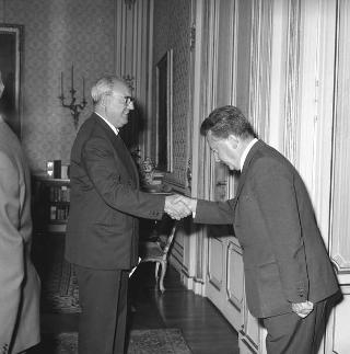 Il Sen. Giusto Tolloy, Ministro del commercio con l'estero, con Antigono Donati, Presidente dell'Istituto Commercio Estero, e il Consiglio Generale, per il 40° anniversario dell'Istituto in visita di omaggio al Presidente della Repubblica Giuseppe Saragat