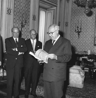 Il Sen. Giusto Tolloy, Ministro del commercio con l'estero, con Antigono Donati, Presidente dell'Istituto Commercio Estero, e il Consiglio Generale, per il 40° anniversario dell'Istituto in visita di omaggio al Presidente della Repubblica Giuseppe Saragat