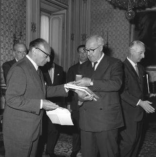 Il Sen. Giusto Tolloy, Ministro del commercio con l'estero, con Antigono Donati, Presidente dell'Istituto Commercio Estero, e il Consiglio Generale, per il 40° anniversario dell'Istituto in visita di omaggio al Presidente della Repubblica Giuseppe Saragat