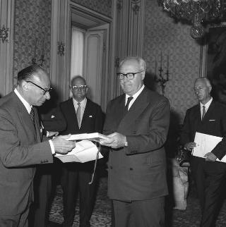 Il Sen. Giusto Tolloy, Ministro del commercio con l'estero, con Antigono Donati, Presidente dell'Istituto Commercio Estero, e il Consiglio Generale, per il 40° anniversario dell'Istituto in visita di omaggio al Presidente della Repubblica Giuseppe Saragat