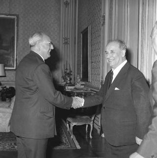 Il Sen. Giusto Tolloy, Ministro del commercio con l'estero, con Antigono Donati, Presidente dell'Istituto Commercio Estero, e il Consiglio Generale, per il 40° anniversario dell'Istituto in visita di omaggio al Presidente della Repubblica Giuseppe Saragat