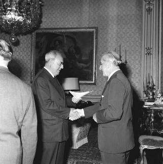 Il Sen. Giusto Tolloy, Ministro del commercio con l'estero, con Antigono Donati, Presidente dell'Istituto Commercio Estero, e il Consiglio Generale, per il 40° anniversario dell'Istituto in visita di omaggio al Presidente della Repubblica Giuseppe Saragat