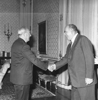 Il Sen. Giusto Tolloy, Ministro del commercio con l'estero, con Antigono Donati, Presidente dell'Istituto Commercio Estero, e il Consiglio Generale, per il 40° anniversario dell'Istituto in visita di omaggio al Presidente della Repubblica Giuseppe Saragat