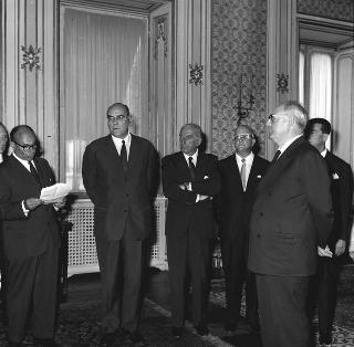 Il Sen. Giusto Tolloy, Ministro del commercio con l'estero, con Antigono Donati, Presidente dell'Istituto Commercio Estero, e il Consiglio Generale, per il 40° anniversario dell'Istituto in visita di omaggio al Presidente della Repubblica Giuseppe Saragat