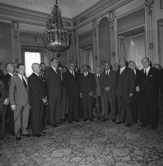 Il Sen. Giusto Tolloy, Ministro del commercio con l'estero, con Antigono Donati, Presidente dell'Istituto Commercio Estero, e il Consiglio Generale, per il 40° anniversario dell'Istituto in visita di omaggio al Presidente della Repubblica Giuseppe Saragat