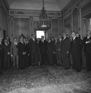 Il Sen. Giusto Tolloy, Ministro del commercio con l'estero, con Antigono Donati, Presidente dell'Istituto Commercio Estero, e il Consiglio Generale, per il 40° anniversario dell'Istituto in visita di omaggio al Presidente della Repubblica Giuseppe Saragat