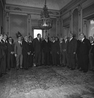 Il Sen. Giusto Tolloy, Ministro del commercio con l'estero, con Antigono Donati, Presidente dell'Istituto Commercio Estero, e il Consiglio Generale, per il 40° anniversario dell'Istituto in visita di omaggio al Presidente della Repubblica Giuseppe Saragat