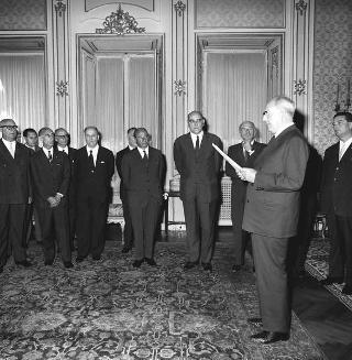 Il Sen. Giusto Tolloy, Ministro del commercio con l'estero, con Antigono Donati, Presidente dell'Istituto Commercio Estero, e il Consiglio Generale, per il 40° anniversario dell'Istituto in visita di omaggio al Presidente della Repubblica Giuseppe Saragat