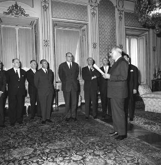 Il Sen. Giusto Tolloy, Ministro del commercio con l'estero, con Antigono Donati, Presidente dell'Istituto Commercio Estero, e il Consiglio Generale, per il 40° anniversario dell'Istituto in visita di omaggio al Presidente della Repubblica Giuseppe Saragat