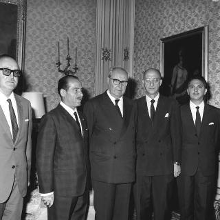 Il prof. Giuseppe Codacci-Pisanelli, Presidente del Centro studi e informazioni sulla Comunità Europea, con una rappresentanza del Consiglio direttivo in visita di omaggio al Presidente della Repubblica Giuseppe Saragat