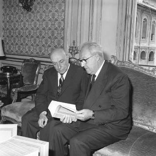 Visita di omaggio al Presidente della Repubblica Giuseppe Saragat da parte di Franco Volta, amministratore unico della Casa Editrice Bizzarri, con il prof. Oscar Nuccio, dell'Università di Roma, e Mario Missiroli, in  per presentare i primi 14 volumi della ristampa anastatica dei "Classici italiani di economia politica" del Custodi