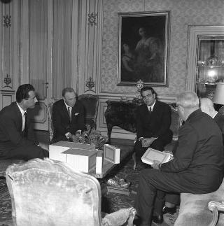 Visita di omaggio al Presidente della Repubblica Giuseppe Saragat da parte di Franco Volta, amministratore unico della Casa Editrice Bizzarri, con il prof. Oscar Nuccio, dell'Università di Roma, e Mario Missiroli, in  per presentare i primi 14 volumi della ristampa anastatica dei "Classici italiani di economia politica" del Custodi