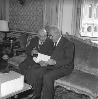 Visita di omaggio al Presidente della Repubblica Giuseppe Saragat da parte di Franco Volta, amministratore unico della Casa Editrice Bizzarri, con il prof. Oscar Nuccio, dell'Università di Roma, e Mario Missiroli, in  per presentare i primi 14 volumi della ristampa anastatica dei "Classici italiani di economia politica" del Custodi