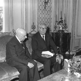 Visita di omaggio al Presidente della Repubblica Giuseppe Saragat da parte di Franco Volta, amministratore unico della Casa Editrice Bizzarri, con il prof. Oscar Nuccio, dell'Università di Roma, e Mario Missiroli, in  per presentare i primi 14 volumi della ristampa anastatica dei "Classici italiani di economia politica" del Custodi
