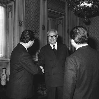 Visita di omaggio al Presidente della Repubblica Giuseppe Saragat degli Editori Anselmo e Virginio Motta per fare dono di un esemplare completo della Enciclopedia Motta