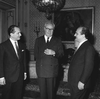 Visita di omaggio al Presidente della Repubblica Giuseppe Saragat degli Editori Anselmo e Virginio Motta per fare dono di un esemplare completo della Enciclopedia Motta