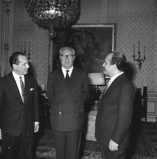 Visita di omaggio al Presidente della Repubblica Giuseppe Saragat degli Editori Anselmo e Virginio Motta per fare dono di un esemplare completo della Enciclopedia Motta