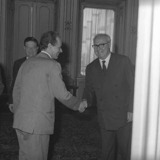 Visita di omaggio al Presidente della Repubblica Giuseppe Saragat di Giacomo Pagliassotti, consigliere delegato della Società Editrice Internazionale, per offrire in omaggio alcune pubblicazioni edite in occasione del 5° centenario dell'introduzione in Italia della Stampa a caratteri mobili,  presente anche lo scultore e pittore Agenore Fabbri