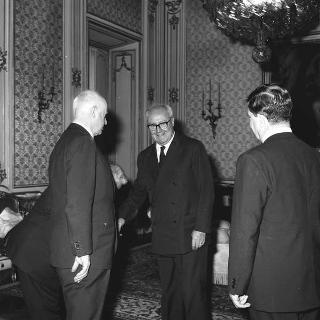 Visita di omaggio al Presidente della Repubblica Giuseppe Saragat di Giacomo Pagliassotti, consigliere delegato della Società Editrice Internazionale, per offrire in omaggio alcune pubblicazioni edite in occasione del 5° centenario dell'introduzione in Italia della Stampa a caratteri mobili,  presente anche lo scultore e pittore Agenore Fabbri