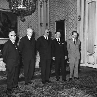 Visita di omaggio al Presidente della Repubblica Giuseppe Saragat di Giacomo Pagliassotti, consigliere delegato della Società Editrice Internazionale, per offrire in omaggio alcune pubblicazioni edite in occasione del 5° centenario dell'introduzione in Italia della Stampa a caratteri mobili,  presente anche lo scultore e pittore Agenore Fabbri