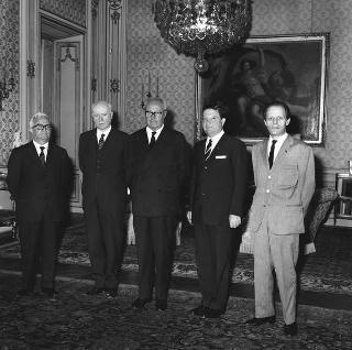 Visita di omaggio al Presidente della Repubblica Giuseppe Saragat di Giacomo Pagliassotti, consigliere delegato della Società Editrice Internazionale, per offrire in omaggio alcune pubblicazioni edite in occasione del 5° centenario dell'introduzione in Italia della Stampa a caratteri mobili,  presente anche lo scultore e pittore Agenore Fabbri